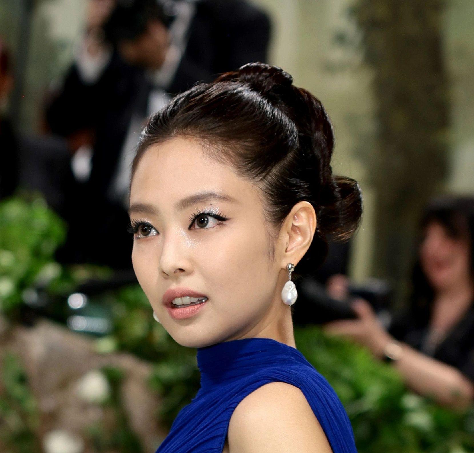 Jennie Shines in Blue at the 2024 Met Gala story artwork